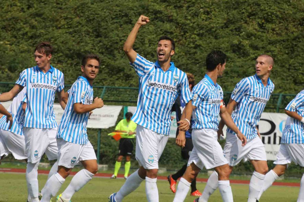 L'esultanza di Di Quinzio nel momentaneo gol del 2-1.